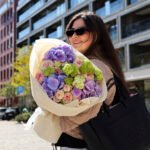 Bukiet z hortensjami, viburnum i różą piwoniową