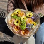 Bukiet z gerberami, różą Cream Expression, delphinium i viburnum