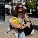 Bukiet z gerberami, różą Cream Expression, delphinium i viburnum - obrazek 2