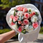 Bukiet z róż gałązkowych, piwonii, ozotamnusa i goździków - obrazek 2