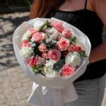 Bukiet z róż gałązkowych, piwonii, ozotamnusa i goździków