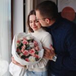 Bukiet z róż gałązkowych, piwonii, ozotamnusa i goździków - obrazek 3