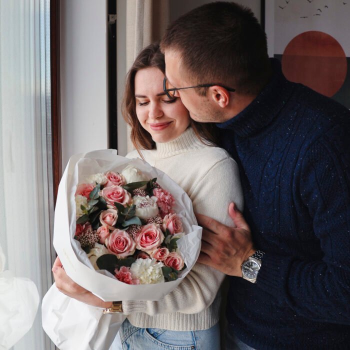 Bukiet z róż gałązkowych, piwonii, ozotamnusa i goździków - obrazek 3