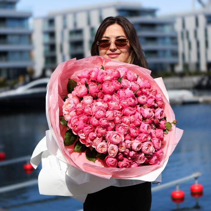 Bukiet z gałązkowymi piwoniowymi różami - obrazek 1