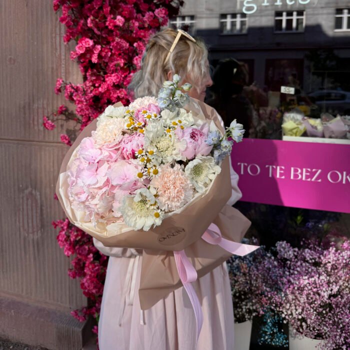 Bukiet z hortensją, piwoniami, scabiosą i goździkami — изображение 2