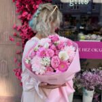 Bukiet z różami gałązkowymi, gerberami, kaliami i chryzantemami — изображение 2