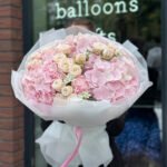 Bukiet z hortensjami, różą gałązkową i piwoniami - obrazek 2