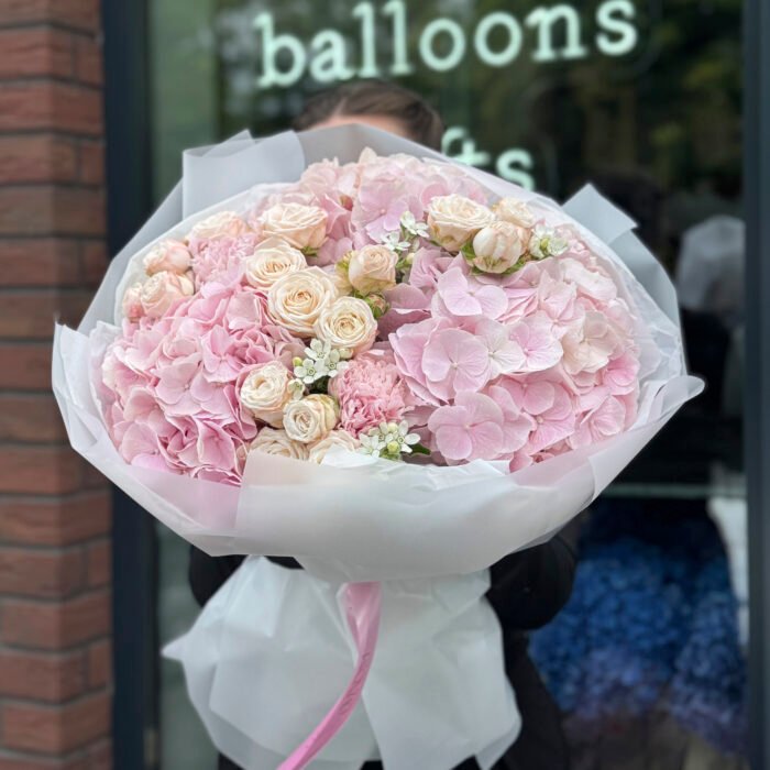 Bukiet z hortensjami, różą gałązkową i piwoniami - obrazek 2