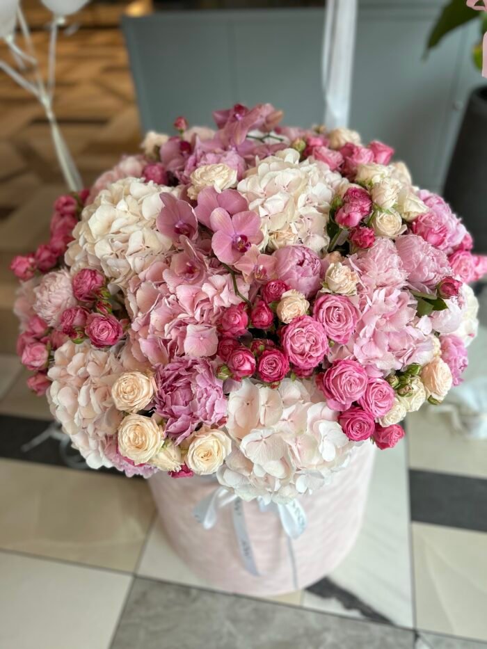 Flower box w rozmiarze king size z hortensjami, różami gałązkowymi, piwoniami i orchideami — изображение 2