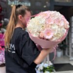 Bukiet z hortensji, różowych gerber i różowych róż.