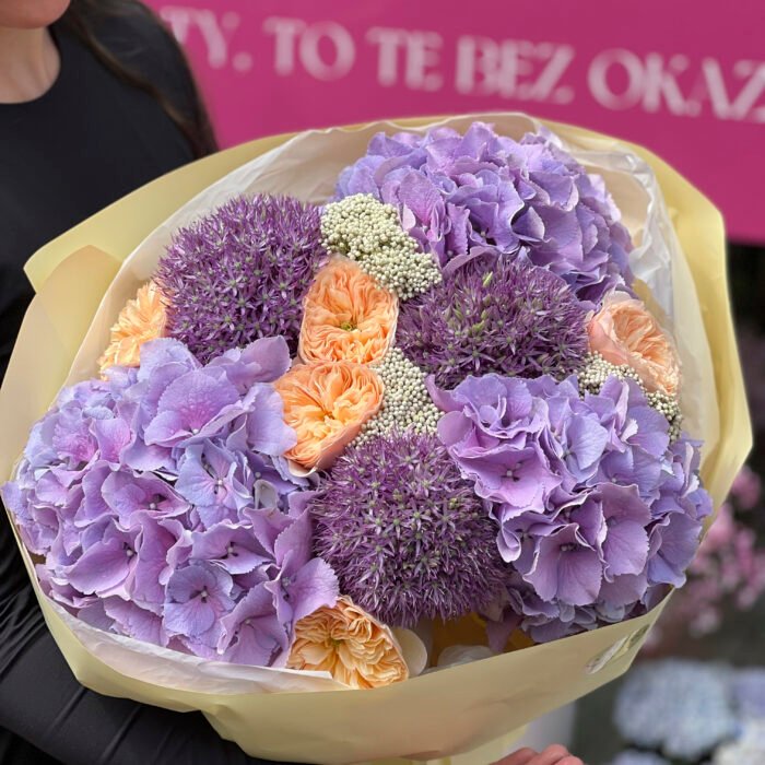 Bukiet z hortensjami, alliumami i różami ogrodowymi. — изображение 2