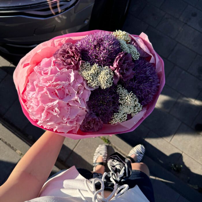 Bukiet z hortensją, allium, goździkami i ozothamnusem — изображение 1