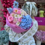 Bukiet z daliami, hortensją, różami pioniowymi i chryzantemą