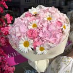 Bukiet z hortensjami, różami pioniowymi i rumiankiem - obrazek 2