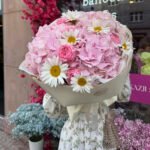 Bukiet z hortensjami, różami pioniowymi i rumiankiem - obrazek 3