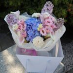 Bukiet z hortensją, delfinium, eustomą, kaliami i goździkami - Image 3