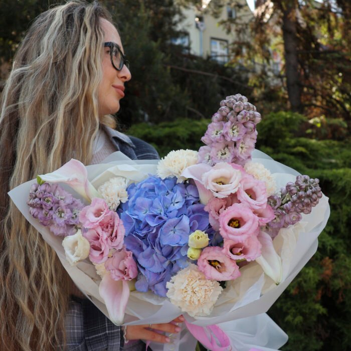 Bukiet z hortensją, delfinium, eustomą, kaliami i goździkami - Image 2