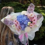 Bukiet z hortensją, delfinium, eustomą, kaliami i goździkami