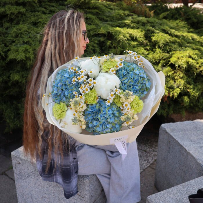 Bukiet z hortensjami, piwoniami, rumiankami i goździkami - obrazek 4