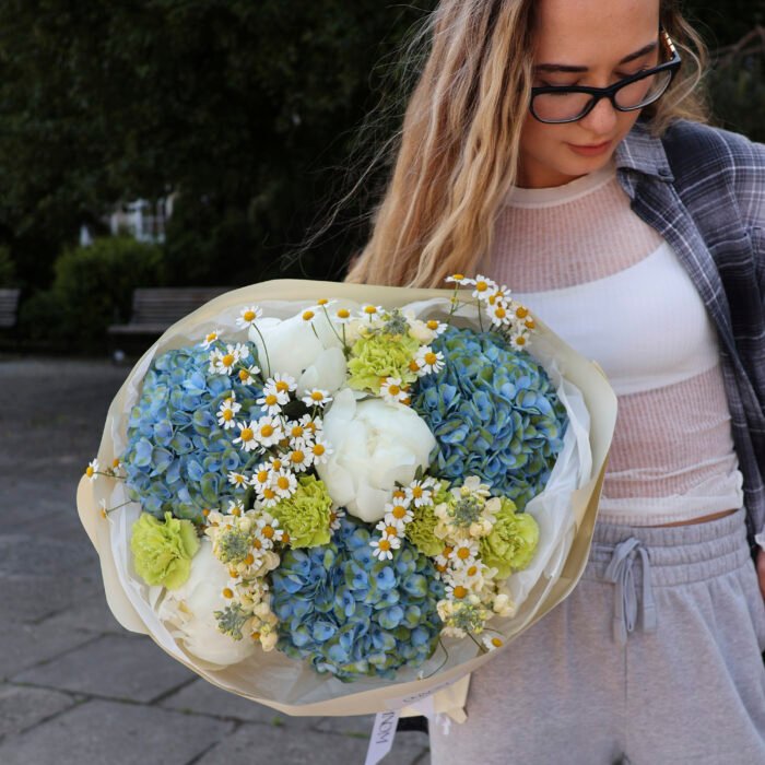 Bukiet z hortensjami, piwoniami, rumiankami i goździkami - obrazek 3