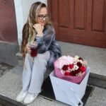 Bukiet z hortensją, eustomą, piwoniowymi różami i goździkami - obrazek 3