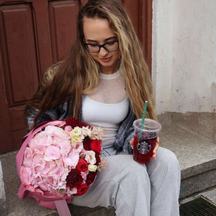 Bukiet z hortensją, eustomą, piwoniowymi różami i goździkami - obrazek 4