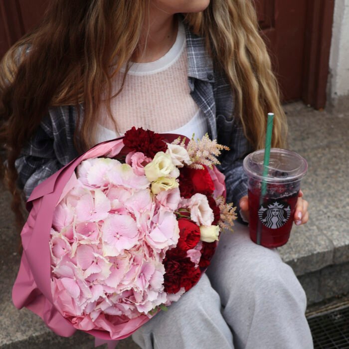 Bukiet z hortensją, eustomą, piwoniowymi różami i goździkami - obrazek 2