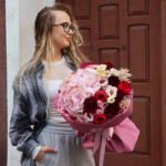 Bukiet z hortensją, eustomą, piwoniowymi różami i goździkami