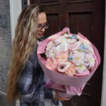 Bukiet z różami piwoniowymi, kalami i chryzantemami