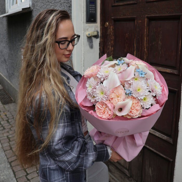 Bukiet z różami piwoniowymi, kalami i chryzantemami - obrazek 2