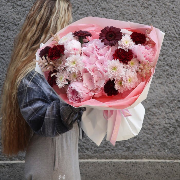 Bukiet z hortensją, gerberami, goździkami i piwoniami - obrazek 3