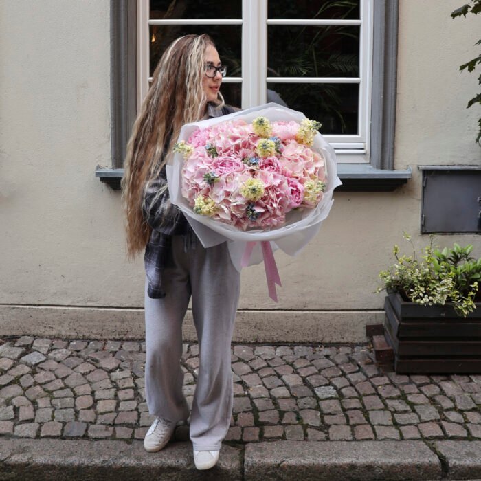 Bukiet z hortensji, piwonii i lewkonii - obrazek 2