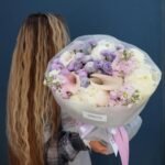 Bukiet z piwoniami, bawełną, kaliami i Santini