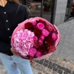 Malinowo-czerwony bukiet z róż i hortensją