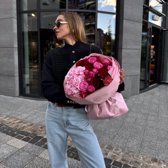 Malinowo-czerwony bukiet z róż i hortensją - obrazek 2