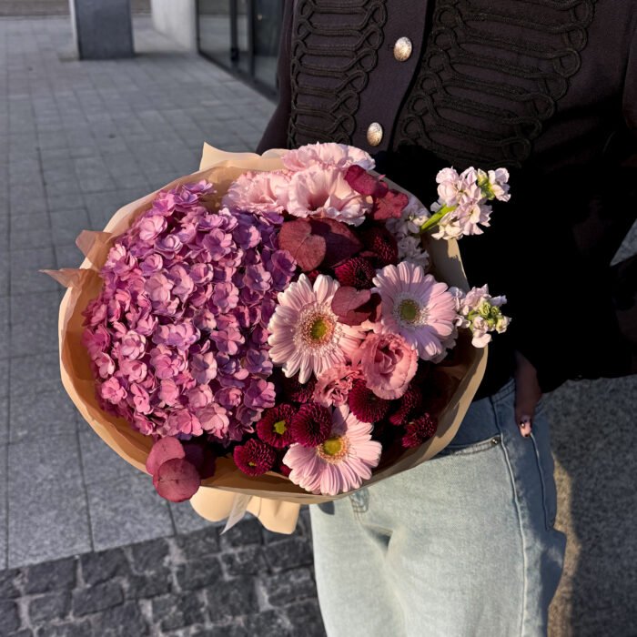 Bukiet z hortensji, gerber, mattioli i eustomy - Image 3