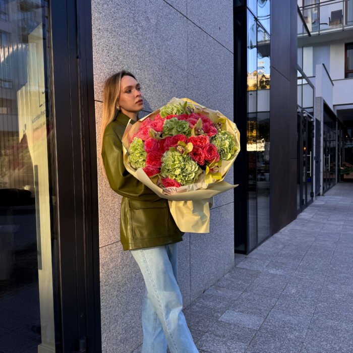 Bukiet z róż peoniowych Expression, hortensji i cymbidium - Image 3