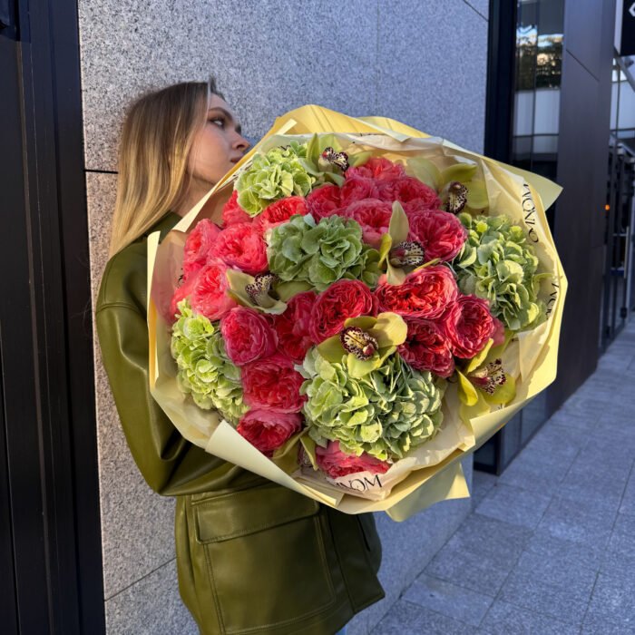 Bukiet z róż peoniowych Expression, hortensji i cymbidium - obrazek 4