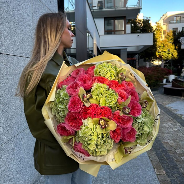Bukiet z róż peoniowych Expression, hortensji i cymbidium - obrazek 2