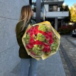 Bukiet z róż peoniowych Expression, hortensji i cymbidium