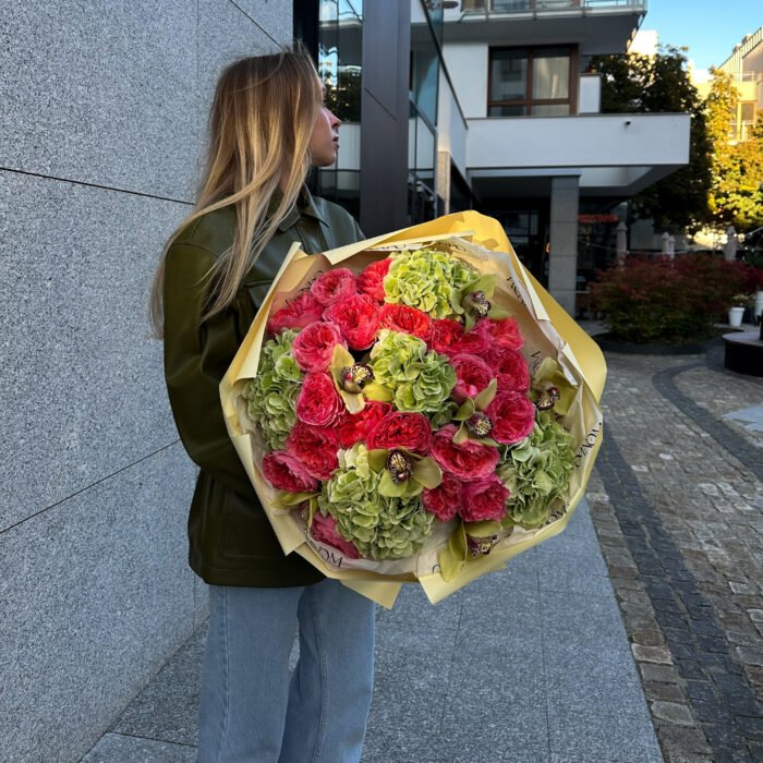 Bukiet z róż peoniowych Expression, hortensji i cymbidium - Image 1