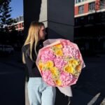 Bukiet z piwoniowych kremowych róż, różowych hortensji - Зображення 3