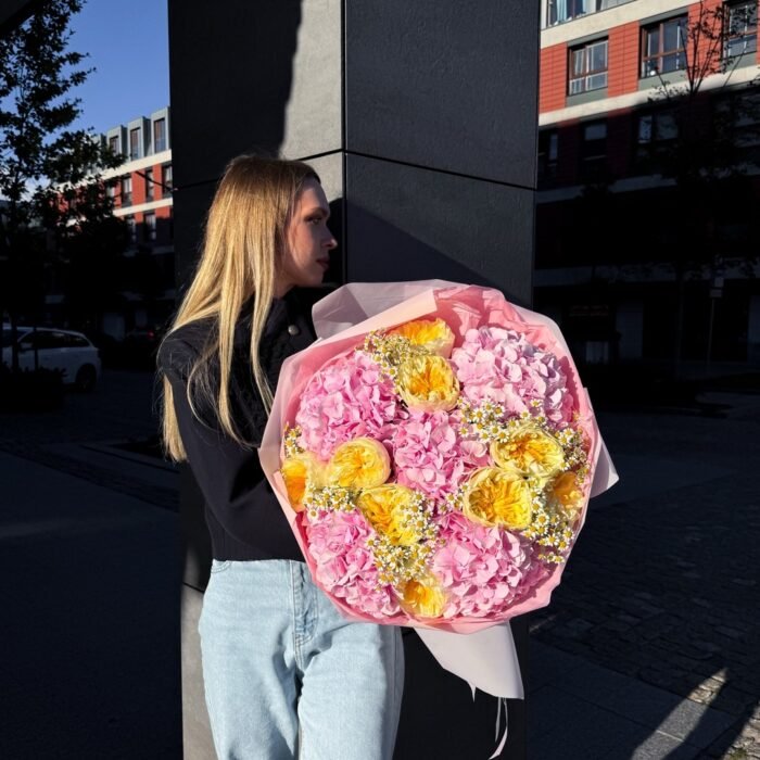 Bukiet z piwoniowych kremowych róż, różowych hortensji - Зображення 3