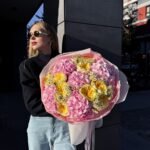 Bukiet z piwoniowych kremowych róż, różowych hortensji