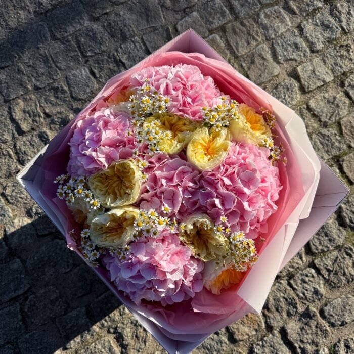 Bukiet z piwoniowych kremowych róż, różowych hortensji - Зображення 2