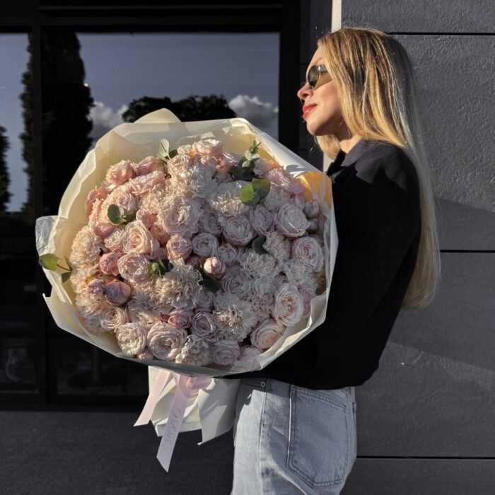 Bukiet z gałązkowych piwoniowych róż, goździków - obrazek 1