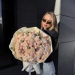 Bukiet z gałązkowych piwoniowych róż, goździków - obrazek 2