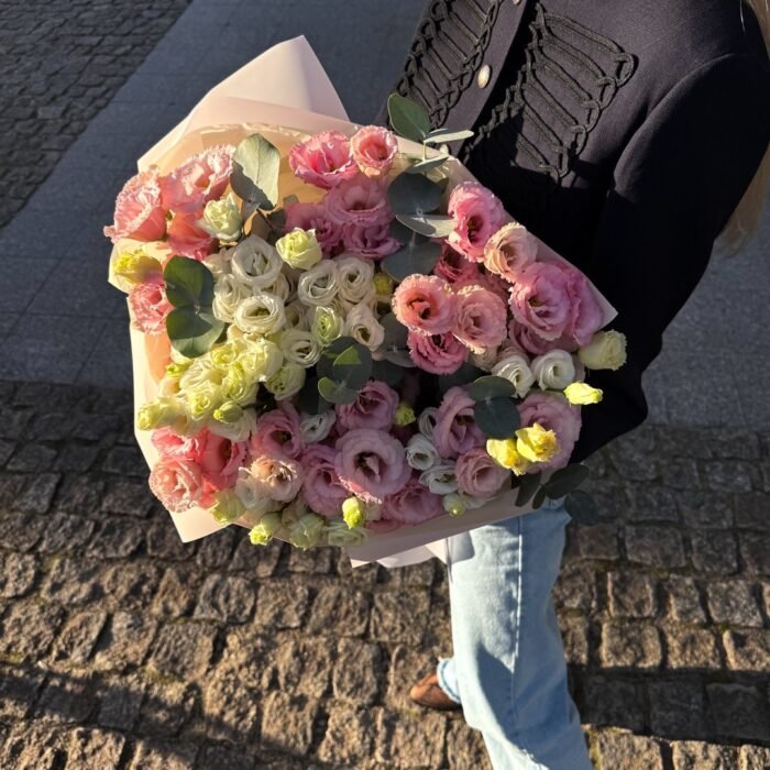 cropped_lisianthus_2 Bukiet z różowych i białych eustom - obrazek 1