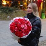 Bukiet z hortensjami, różami piwoniowymi i anemonami