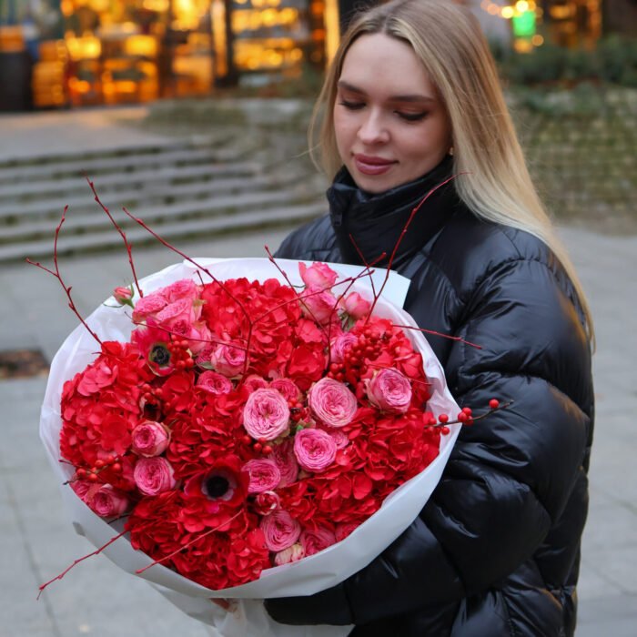 Bukiet z hortensjami, różami piwoniowymi i anemonami - obrazek 4